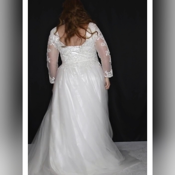 Laura Beth Wedding Dress - Picture 6 of 10